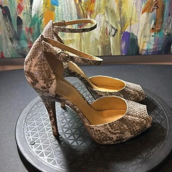🔥LIKE NEW🔥 Super Sexy / Rare and Unique / Size: 7 / Heel Height: 4 inches - Picture 1 of 6